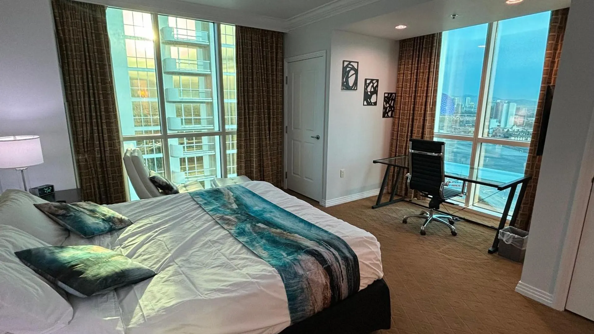 Panorama Vista Suite- 1Br 2Ba, Full Kitchen, Strip View, Balcony, Corner Unit Las Vegas 0*,  United States